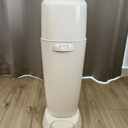 DIAPER GENIE Trash Pail w/ 3 Refills