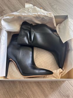 Black leather ankle boots with pointed toe and high heel #pointedtoe #heels