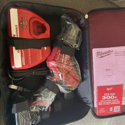 Milwaukee M12 Saw Saw With Everything Included 