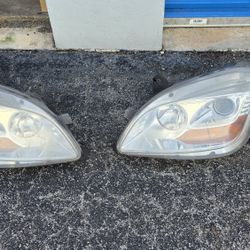 Peterbilt  Headlight  2019 579