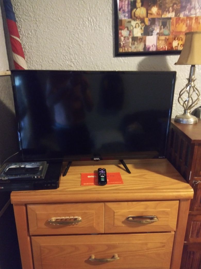 Onn roku smart 32in tv with remote