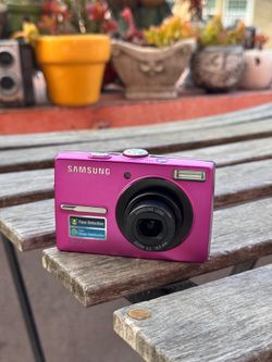 Vintage Samsung l200 Y2K digital camera - pink
