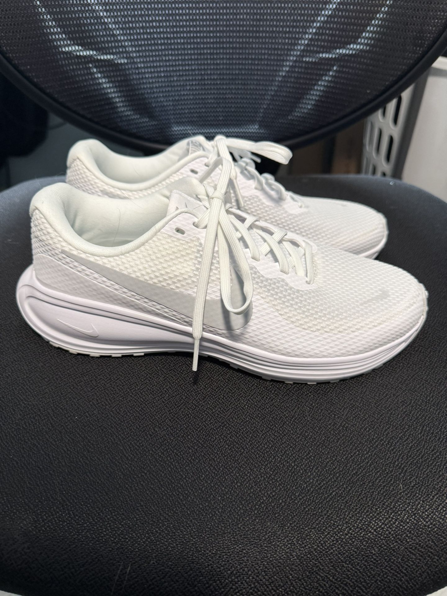 Woman’s BNIB Nike Revolution 8 Sneakers 8.5