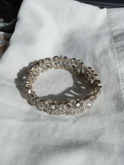 Stretch bracelet with rhinestones read description, please