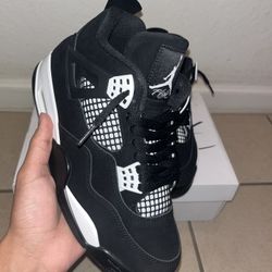 Jordan 4 White Thunders