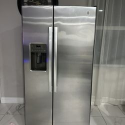 GE Refrigerator, Stove And Microwave 