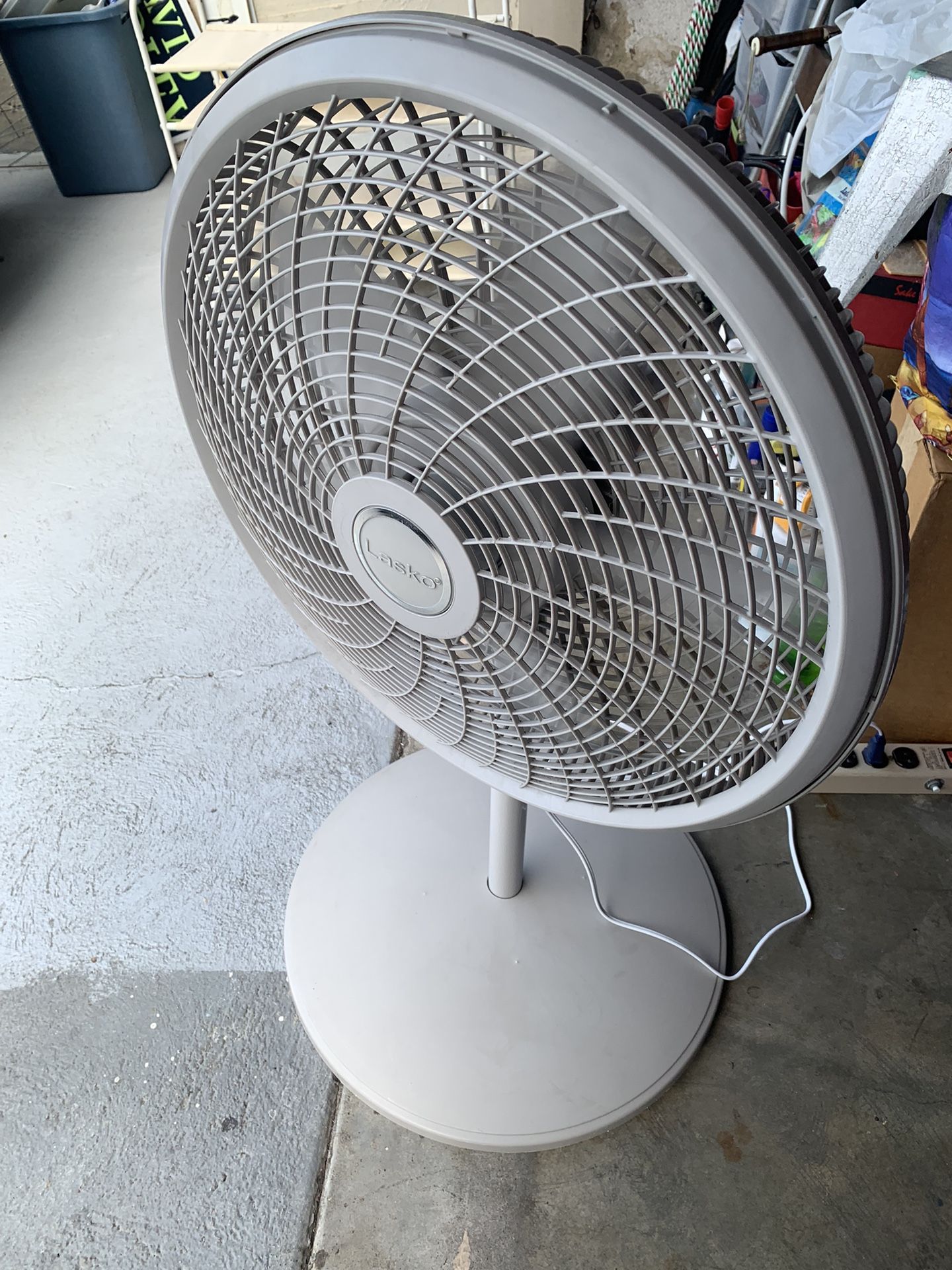 Large Fan With 5 Blades White Adjustable /Oscillates Has (3) Speeds. Reduced From $30