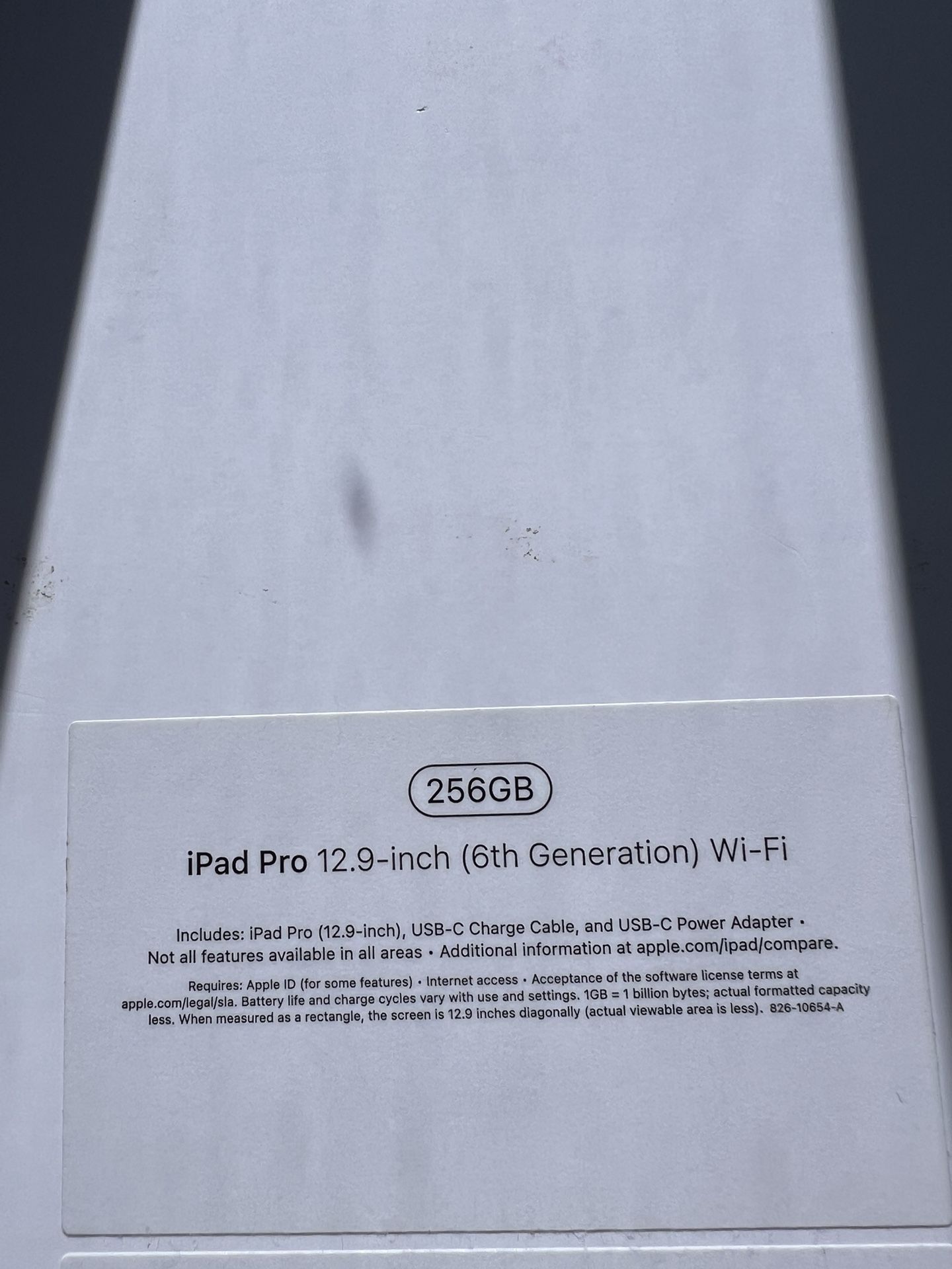iPad Pro 12.9” (6th Gen, 256GB, Wi-Fi) – Excellent Condition + Original Box & Charger