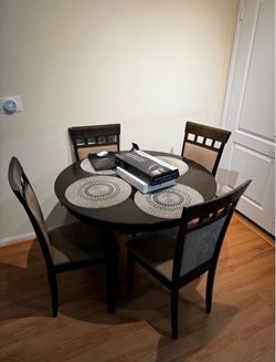Table with 4 or 6 chairs