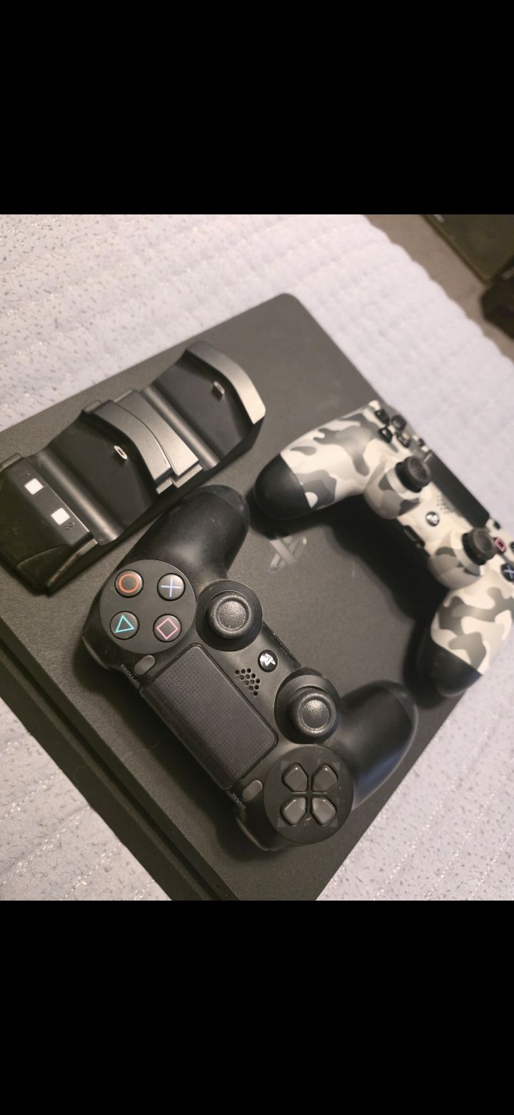 Sony Playstition 4, 2 controllers, controller charger, plus games