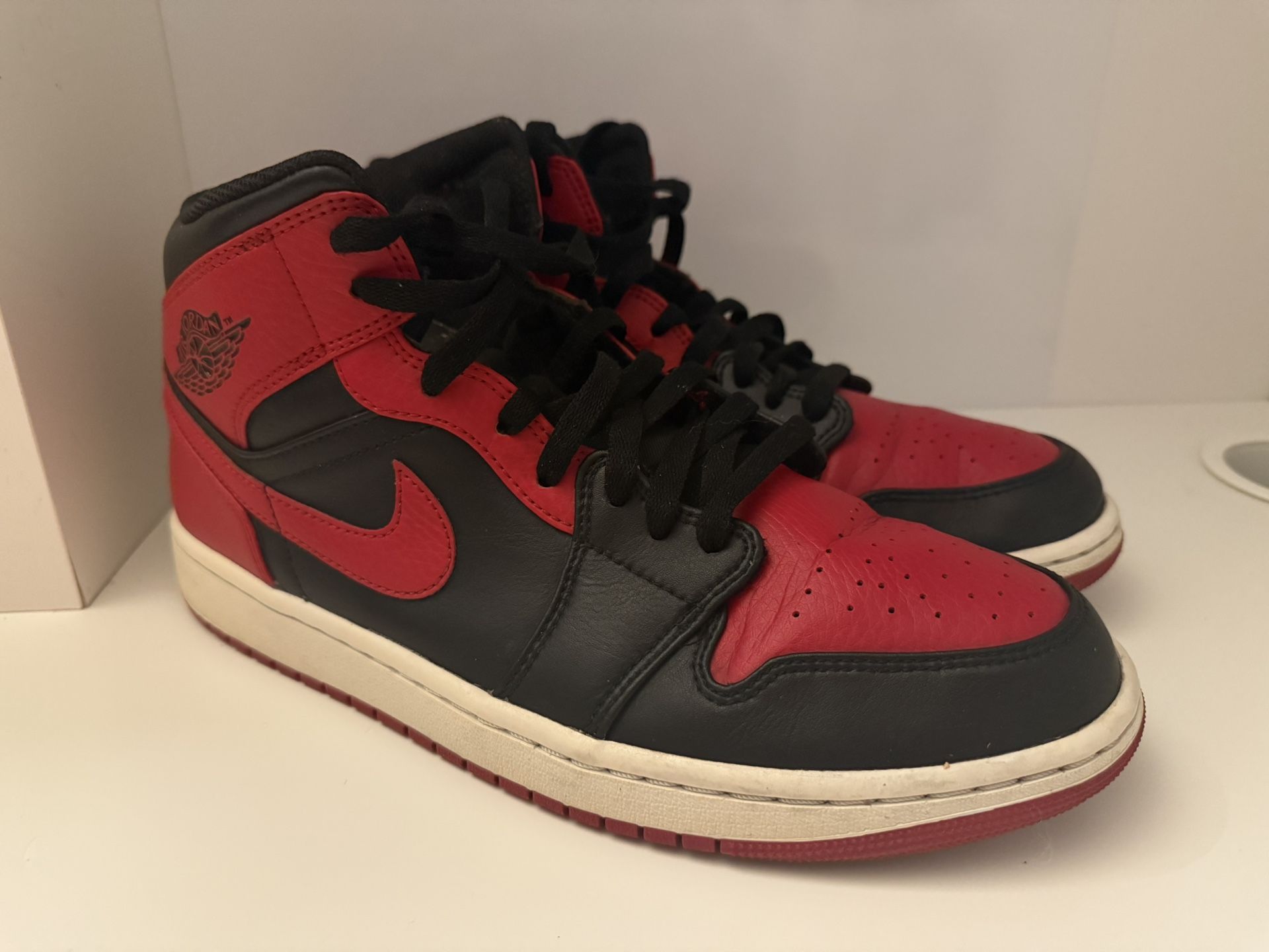 Jordan 1 Mid (Banned)