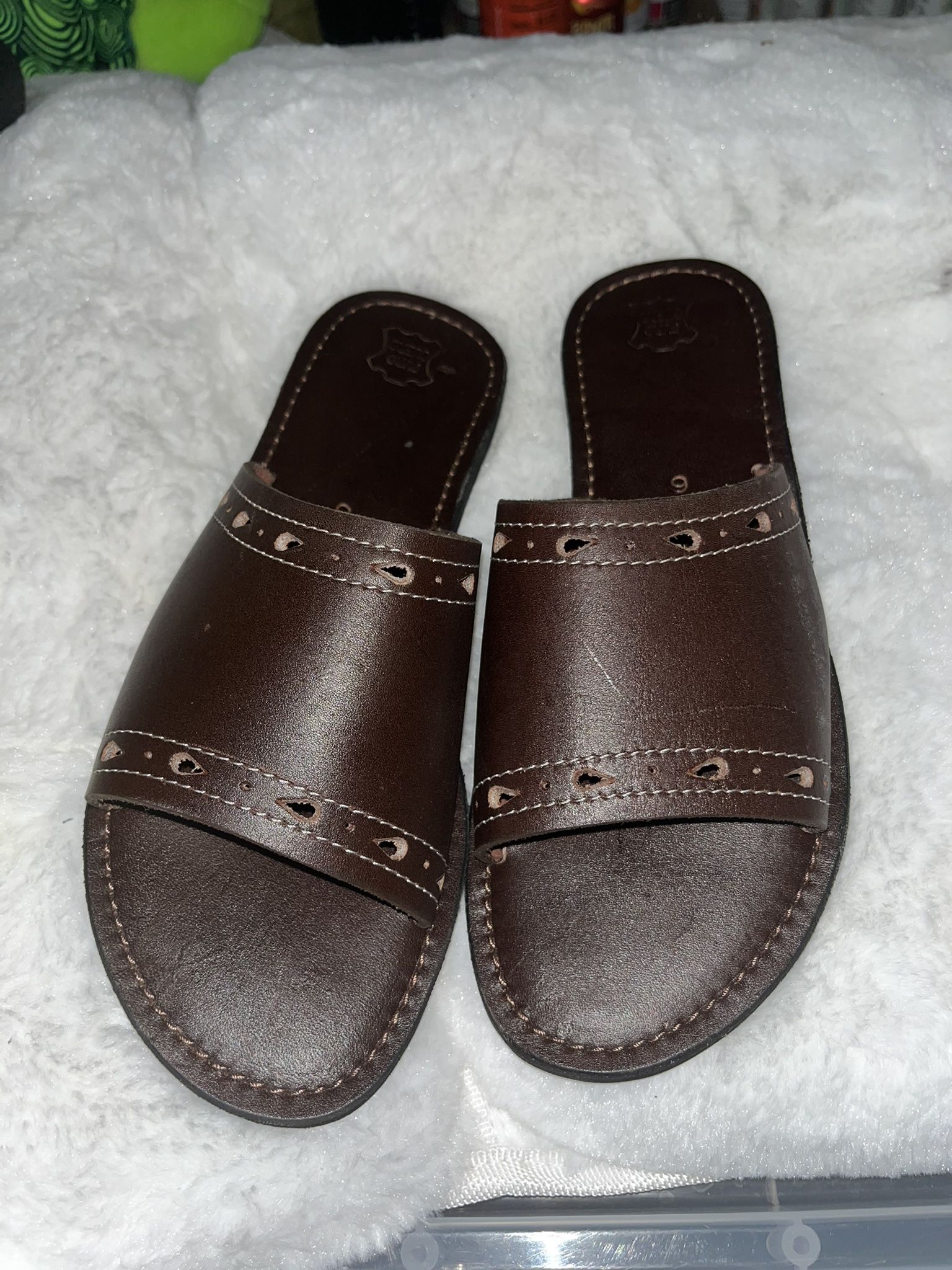 Puro Güero leather sandals with a boho touch