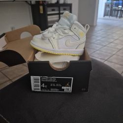 Jordan 1 Mid White And Yellow Size 4c