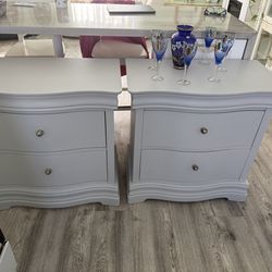 2 wonderful night stands, wood solid. Great condition .