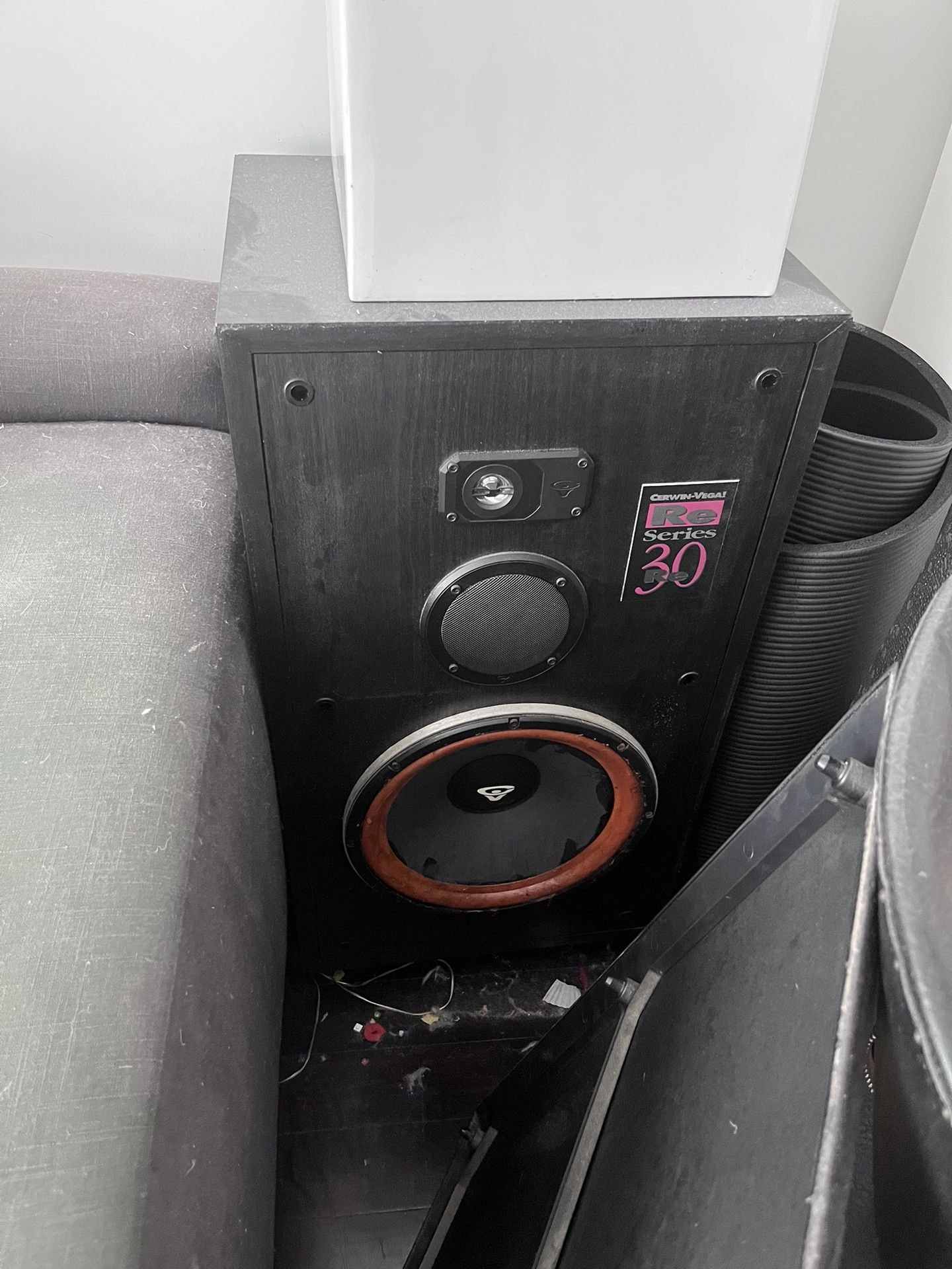 2 Cerwin Vega Speakers Plus Receiver Circa 1999 for Sale in New York