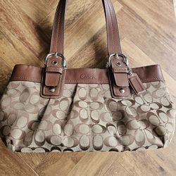 Gently Used Ladies Shoulder 👛 Purse