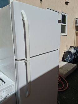 FRIGIDAIRE  REFRIGERATOR