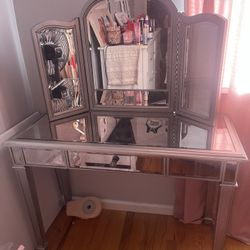 Mirrored Vanity Very Good Condition 