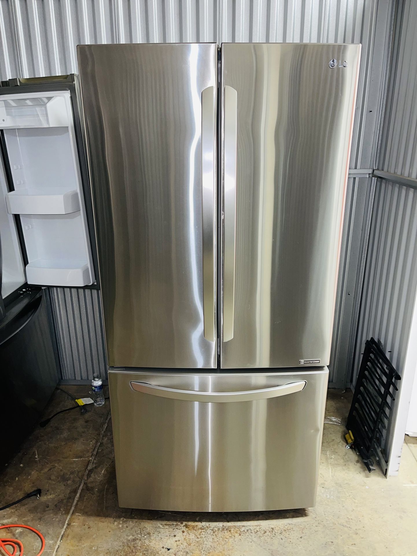 LG refrigerator stainless steel 33X69X29 in very good condition a receipt for 90 days warranty