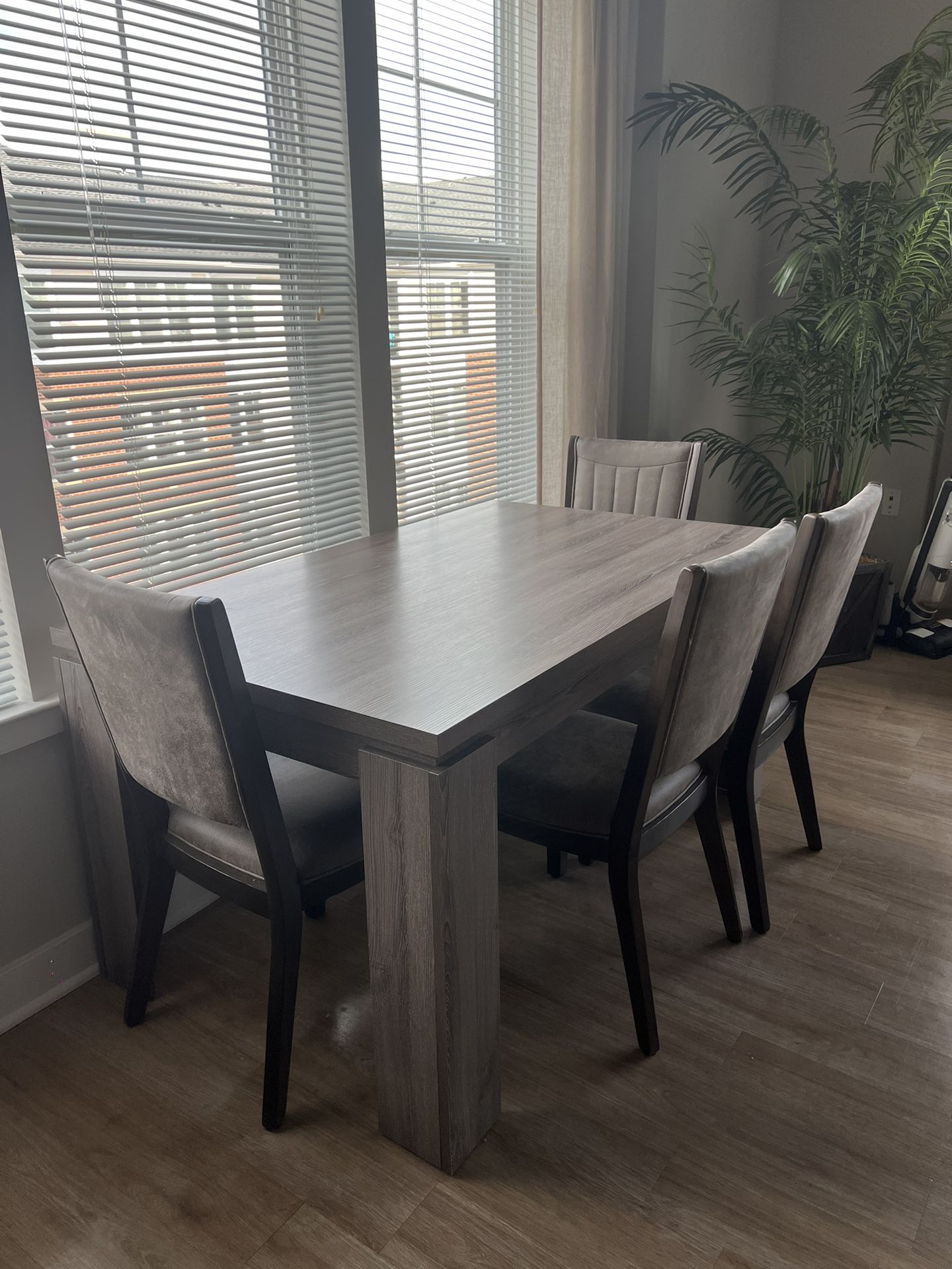 Kitchen/ Dining Room Table And Chairs Set