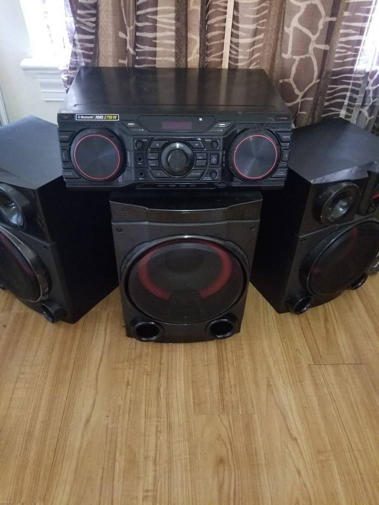 2750 Watt LG Bluetooth Ready home stereo system. DJ mode, Party Mode, W Remote Control. Like New!