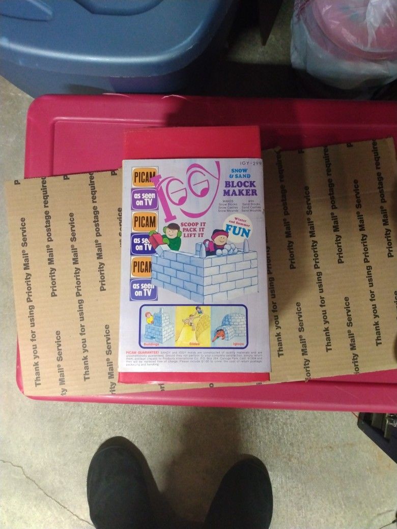 snow and sand block maker