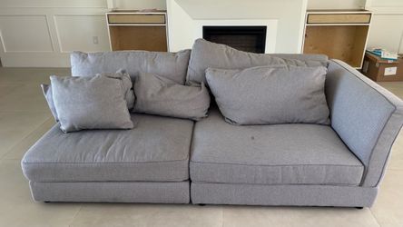 Gray Sectional Sofa with 5 Throw Pillows – Pickup Only