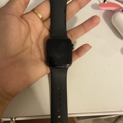 Apple Watch SE cracked, but fully functional 