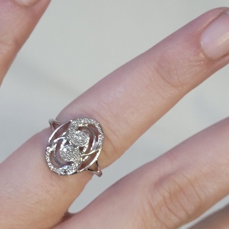 10kt White Gold Diamond Cluster Ring