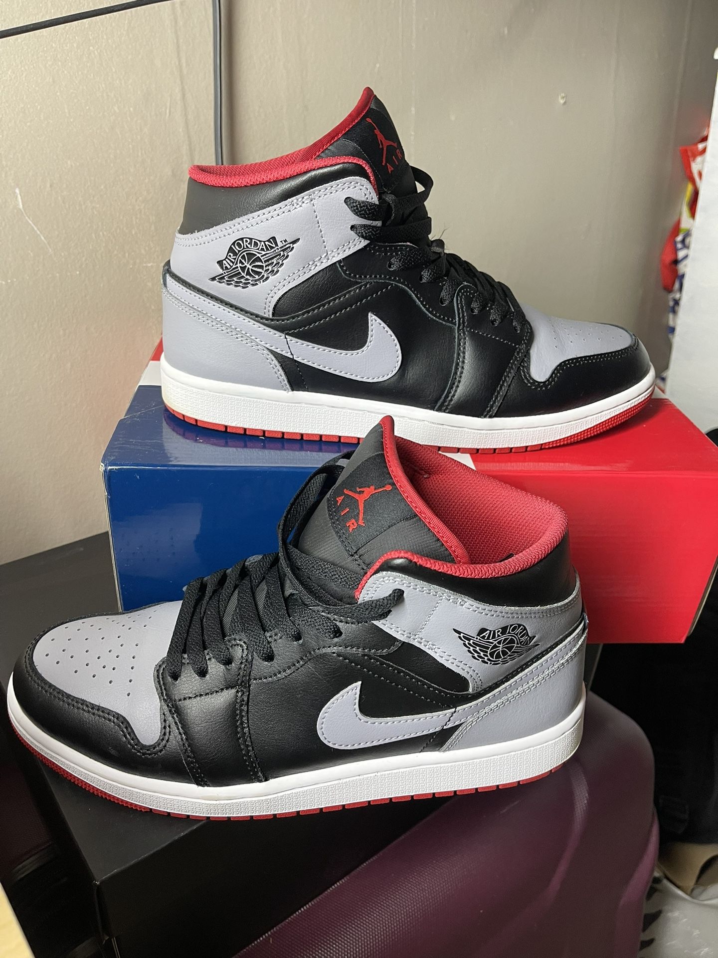 Air Jordan 1 Mid “Bred Shadow” Size 9.5