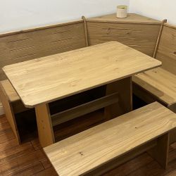 Corner Nook Dining Set – Like New