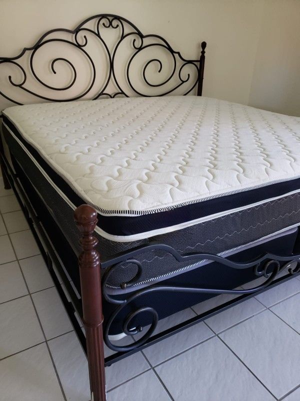 NEW KING PLUSH PILLOW TOP MATTRESS WITH BOX SPRING ♨️ Bed frame is not available
