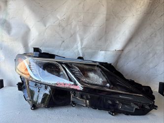 2018 - 2023 TOYOTA CAMRY RIGHT RH HEADLIGHT OEM USED #5892