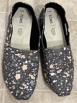 New women’s TOMS shoes size 9.5. Very pretty with a little glitter shin on the grey splatters. $15 firm located in menifee 