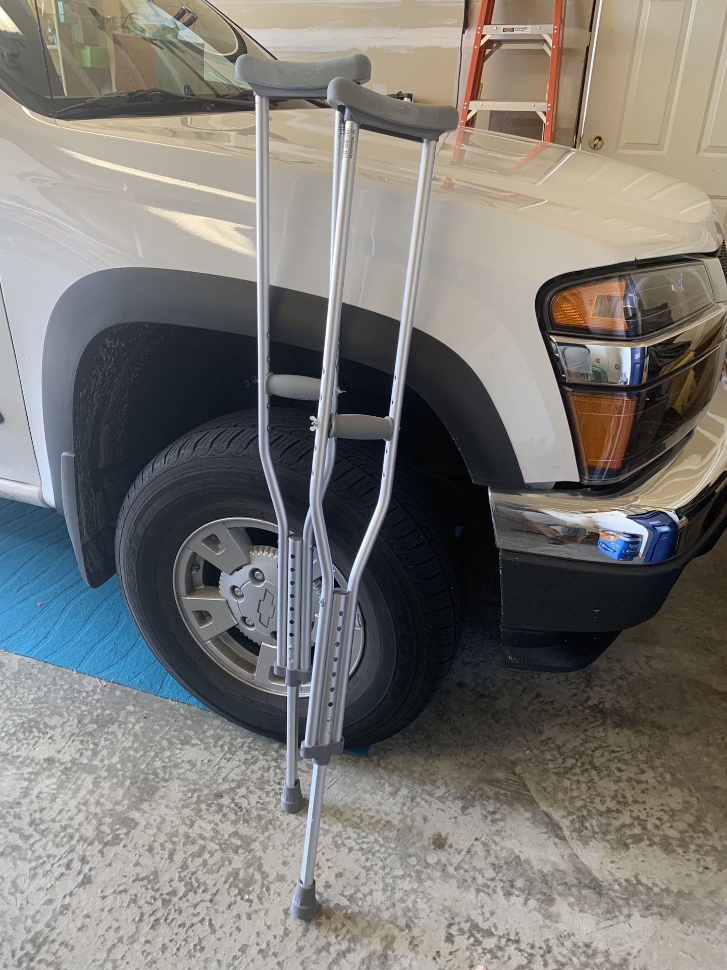 Adjustable metal crutches