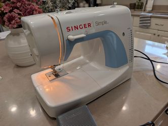 Singer Simple Sewing Machine w/ Foot Pedal & Accessories – Works Great
