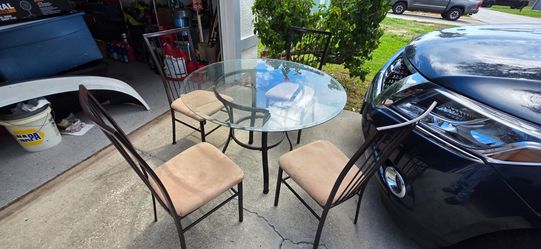 Dining room table w/ 4 chairs