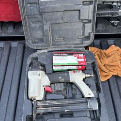 Porter Cable pneumatic nailer + nails - in original case - ready to work