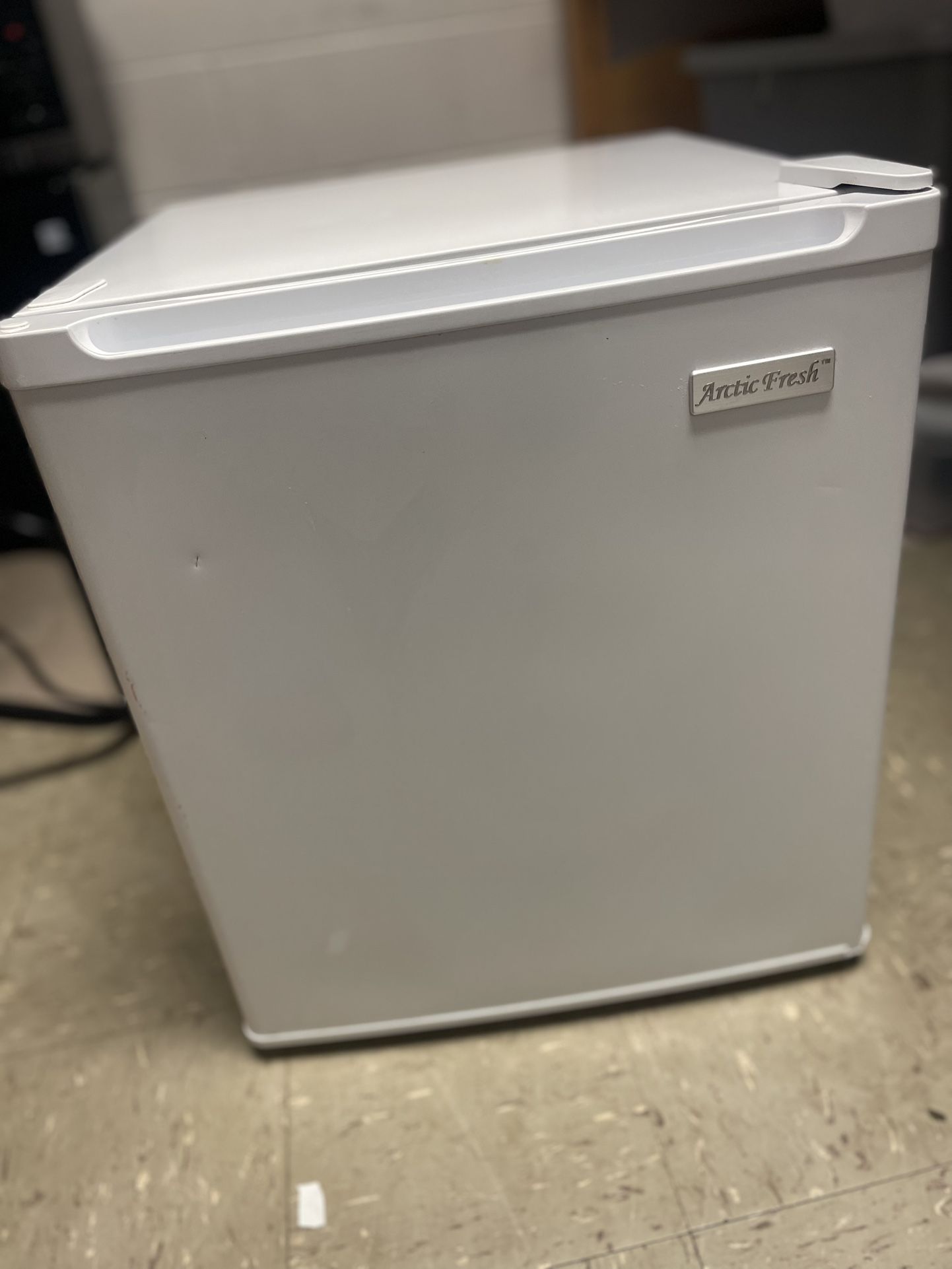 White 2.2 mini cu ft mini fridge