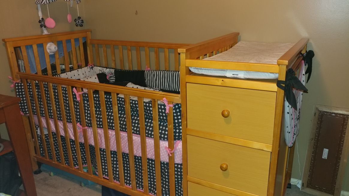 Crib/toddler bed/changing table/dresser