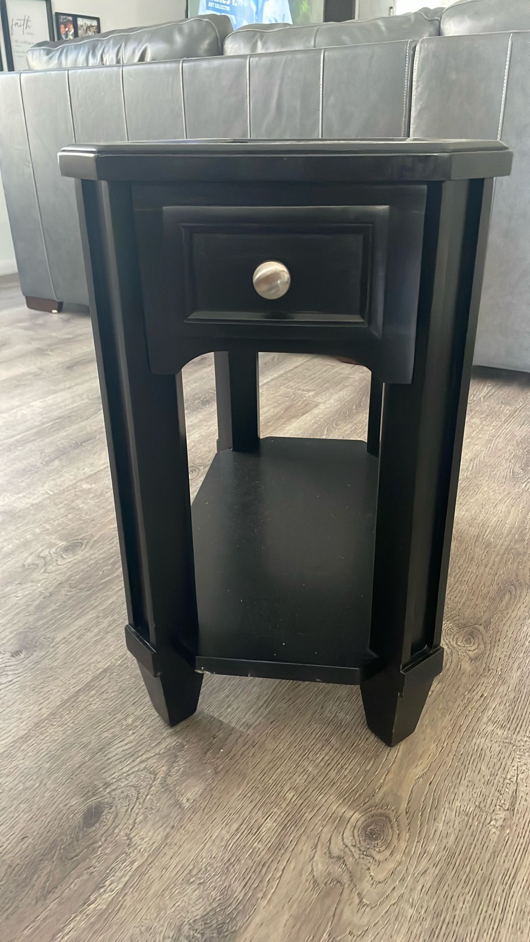 Side Couch Table/side bed table Very Nice 20 Dollars Or Better Offer