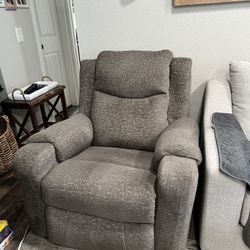 ALMOST NEW RECLINER