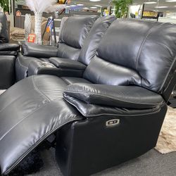 Black Power Reclining Sofa And Love With USB $1,499/Sofá reclinable Black Power y Love con USB $1,499