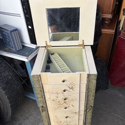 Vintage style jewelry box