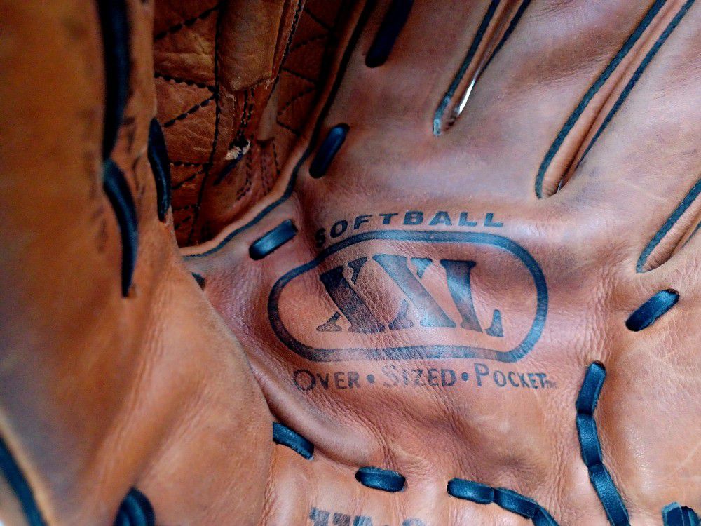 Wilson XXL Oversized Pocket Right Hand.
 A2478 Softball Glove, 13.5". 