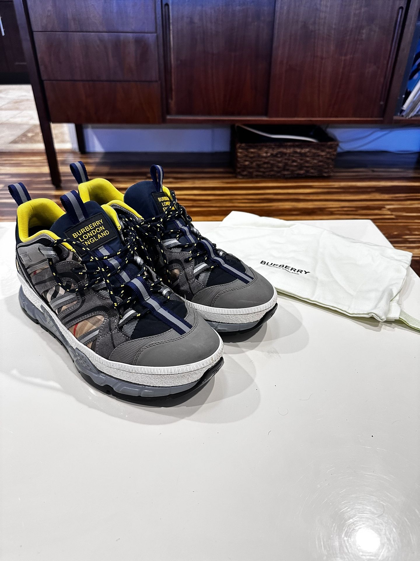 Original Burberry Men’s Sneakers 10.5us