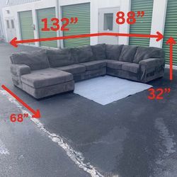 Large Ashley furniture sectional  Local Delivery 🚚💨