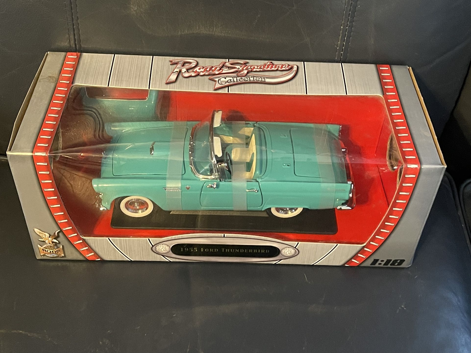 1955 Ford Thunderbird 1:18 Diecast Road Signature Collection Box. NIB