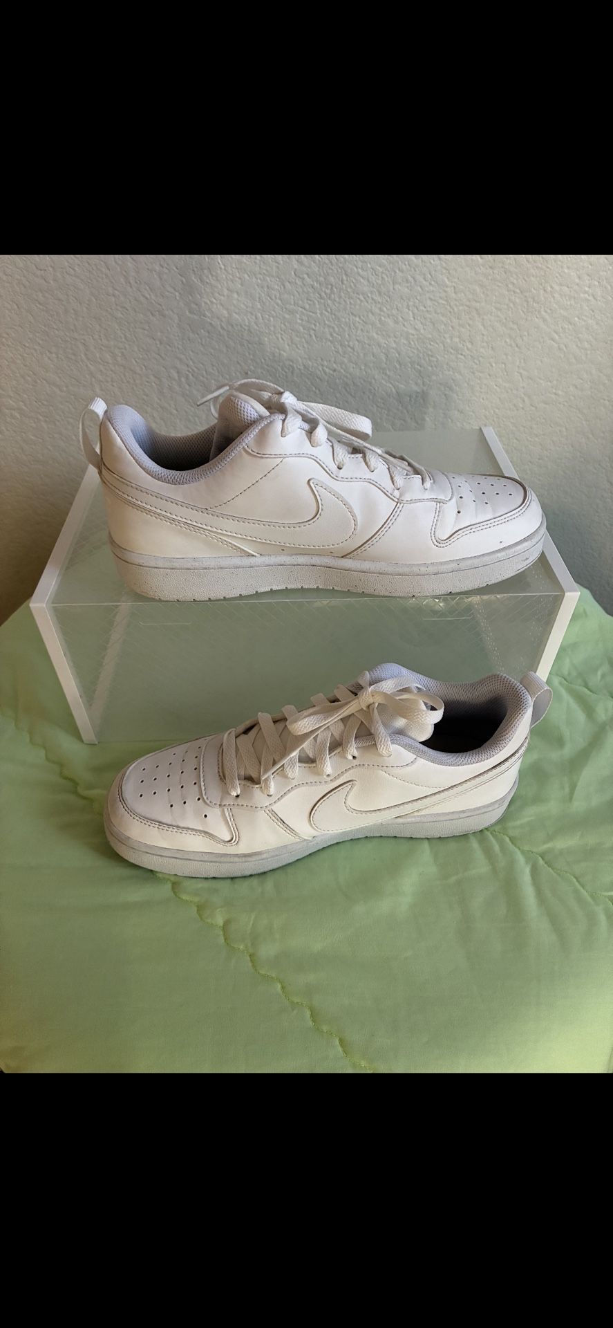 Shoes. Nike Size.7 Y