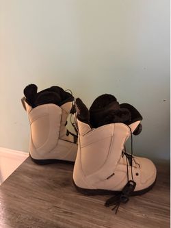 Womens Snowboard Boots Size: 6